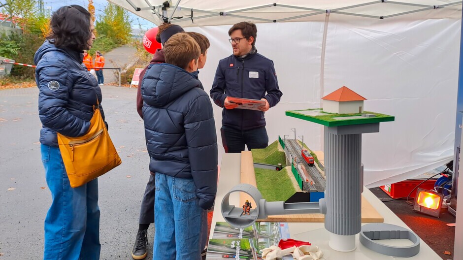 Jan_Modellerklärung.jpg Projektingenieur Jan-Niklas Ortmann erklärt die 3D-Druck-Modelle.