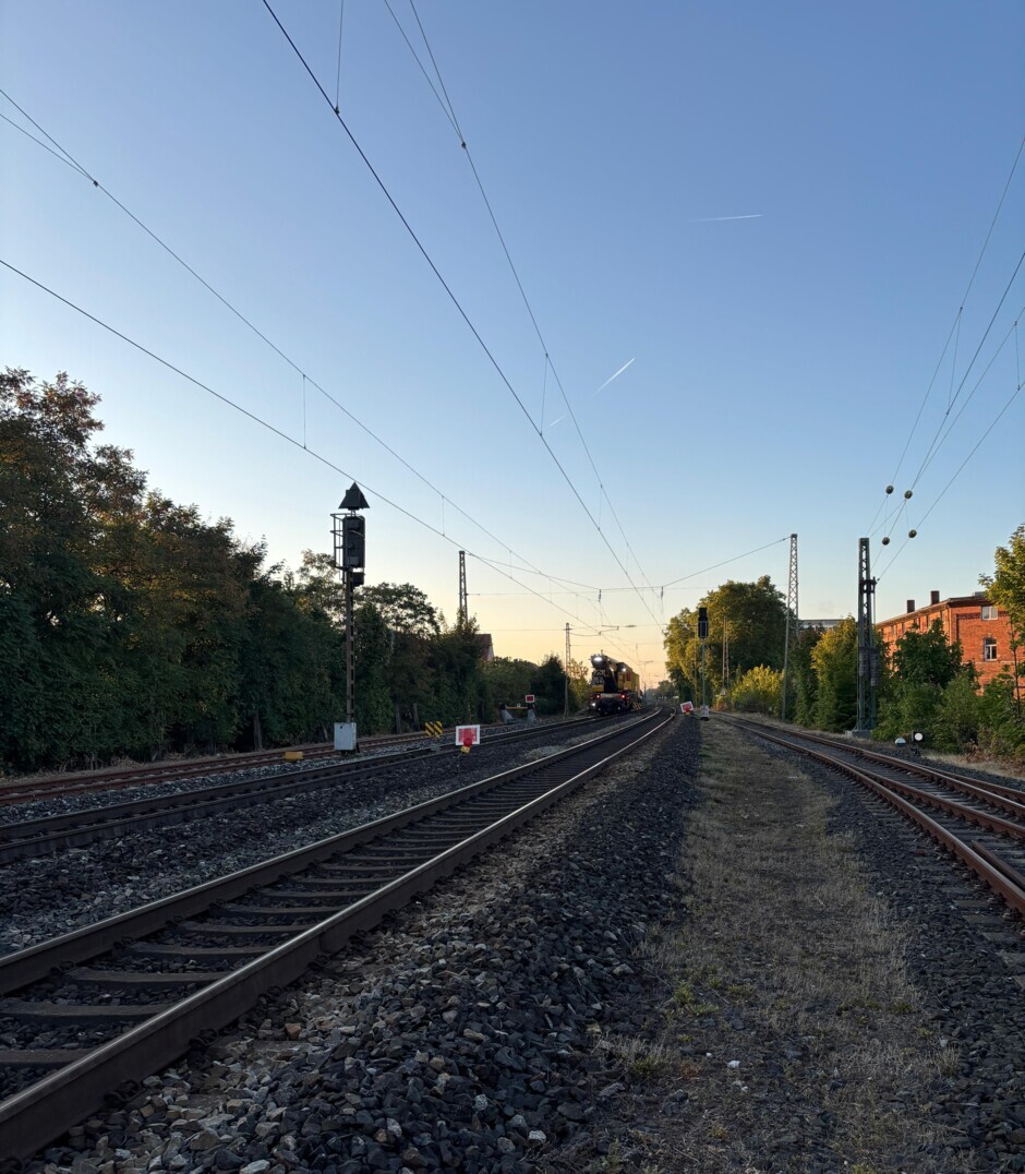 Vorbereitende Arbeiten starteten bereits in der Nacht, sodass zum Sonnenaufgang die Großgeräte anrücken konnten.