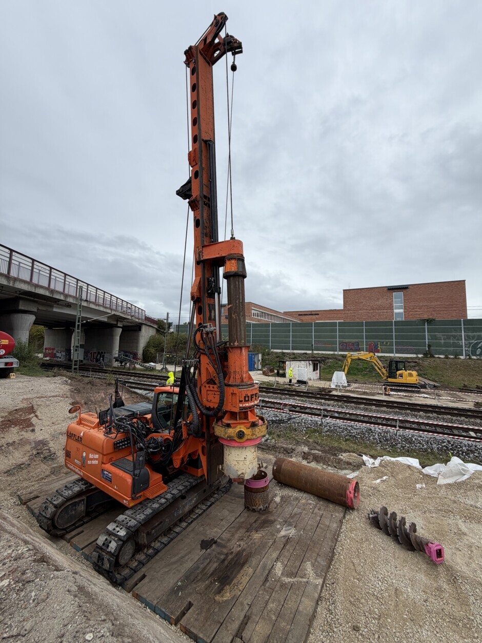 Unter laufendem Bahnbetrieb wurde gebohrt... Unter laufendem Bahnbetrieb wurde gebohrt...