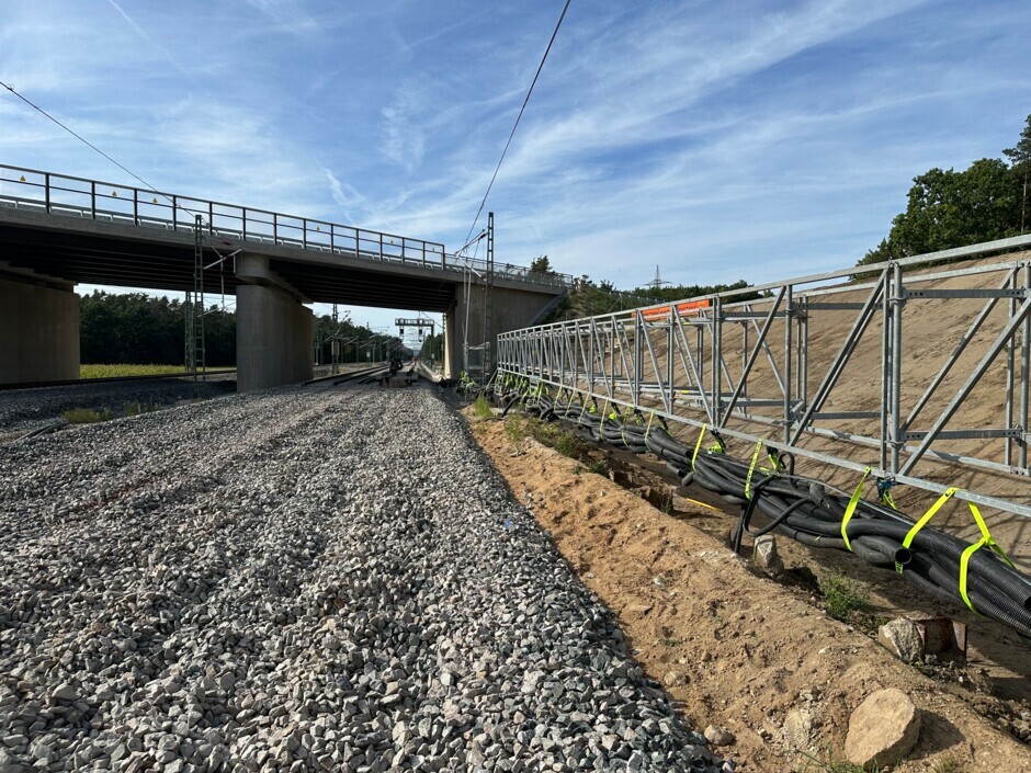 … die Strecke beschottert werden konnte.