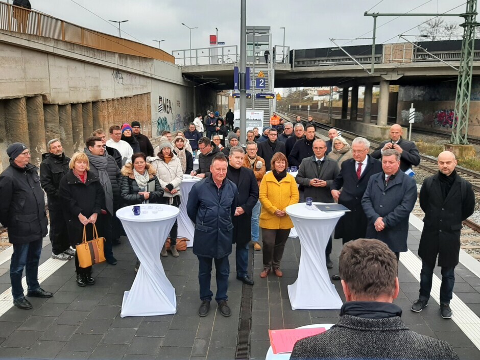 20221207_140421_k.jpg Zu den Feierlichkeiten waren Politik, Presse und DB-Mitarbeitende geladen.