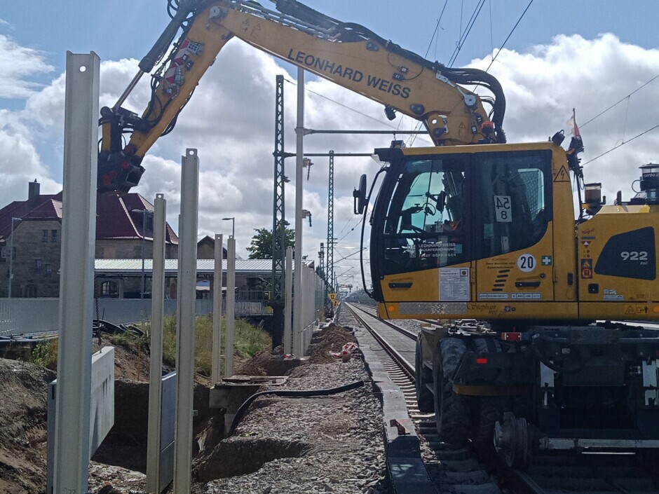 Auch Betonsockel wurden bereits für die Lärmschutzwände eingehoben.