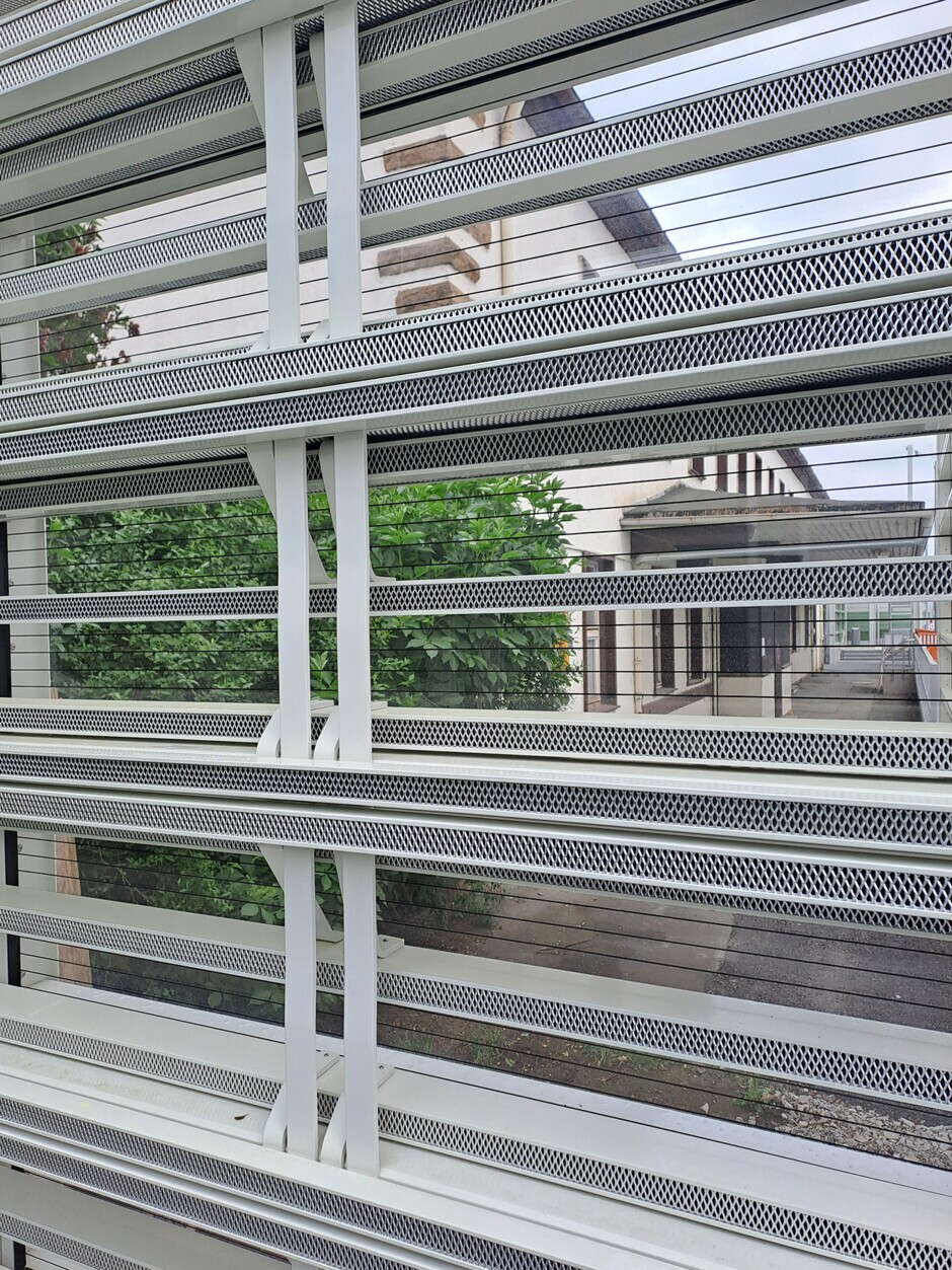 MetaWindow Schallschutzwand Ein Highlight waren die MetaWindow-Schallschutzwände, die derzeit am Bahnhof Hirschaid erprobt werden. Eine DB-eigene Innovation, die weltweit Aufmerksamkeit erregt: transparente Schallschutzwände mit höchsten Schallschutzeigenschaften.