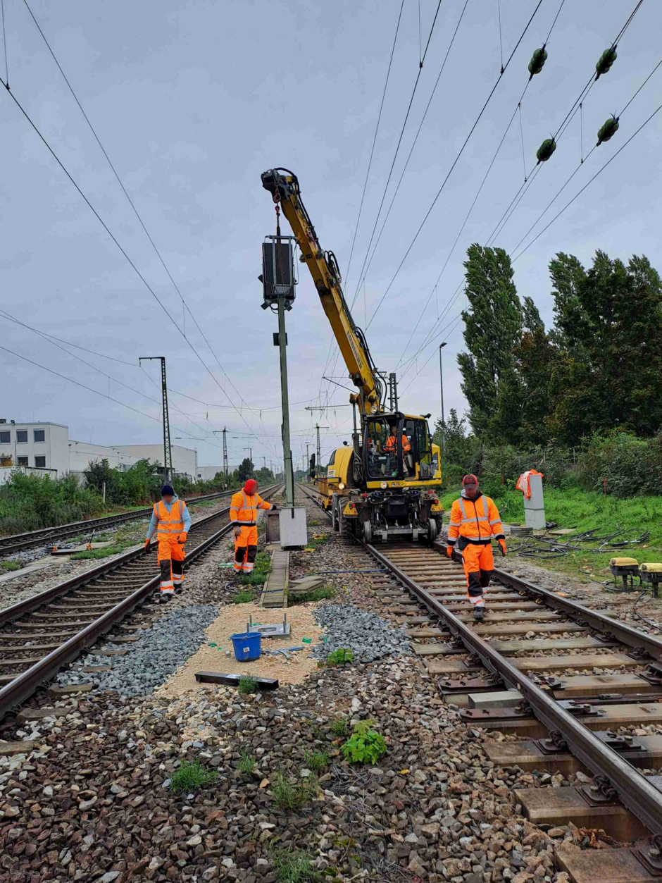 Die Signale wurden zwischen dem Rangierbahnhof und dem Ortsteil Hohe Marter errichtet.