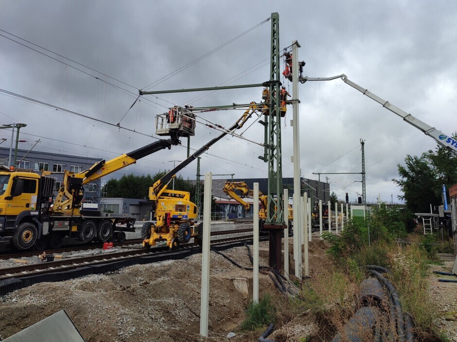 … als auch an der Strecke bei Strullendorf wurden Oberleitungen installiert.