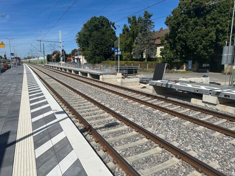 Der Abbau des Behelfsbahnsteigs in Altendorf geht voran.