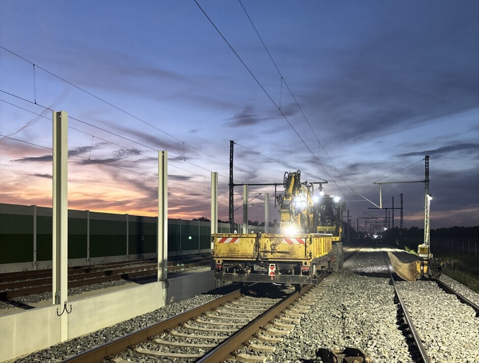 Zum Sonnenuntergang wurden Lärmschutzwände zwischen Eggolsheim und Altendorf eingehoben.
